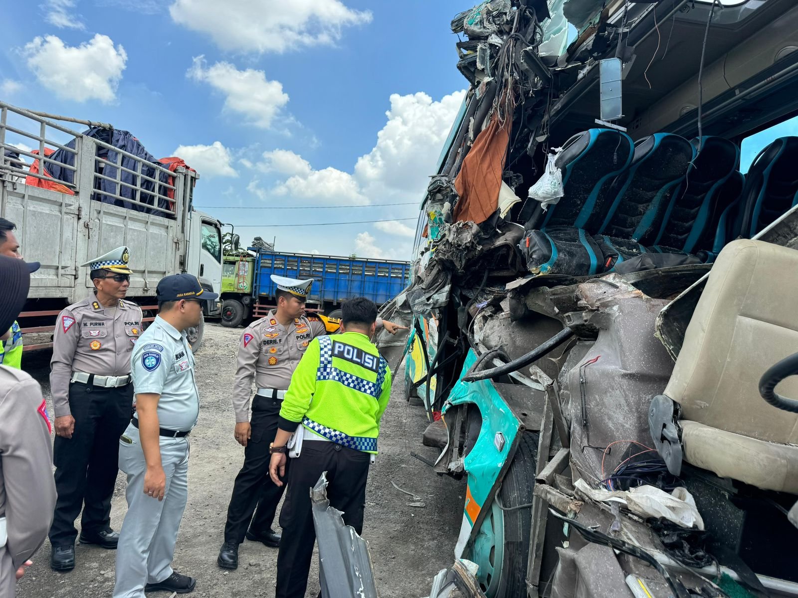 Jasa Raharja Jamin Seluruh Korban Tabrakan Antara Bus Peziarah dengan Truk di Jalan Raya Pantura, Gresik