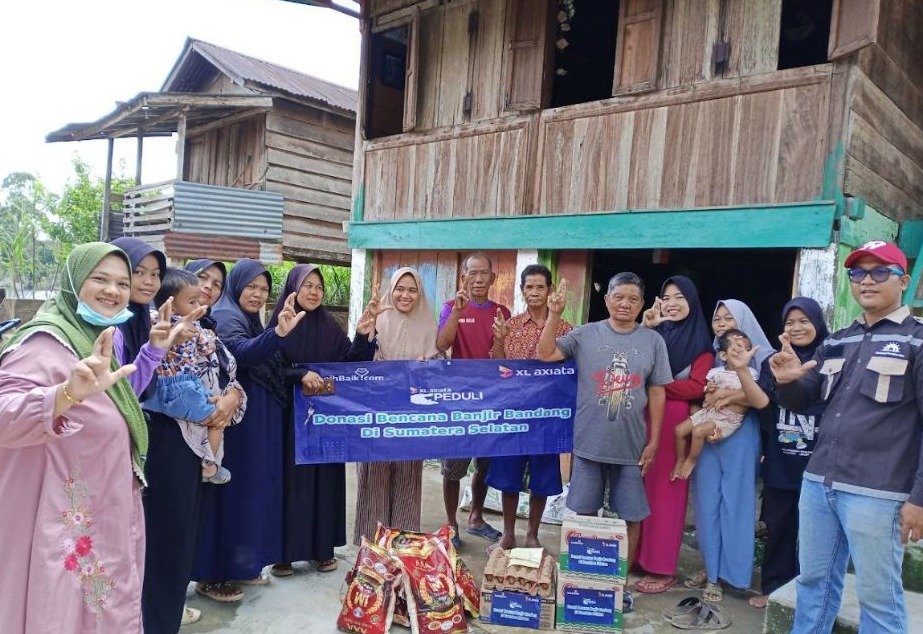 XL Axiata Peduli Banjir dan Erupsi Gunung Marapi Salurkan Donasi untuk Warga