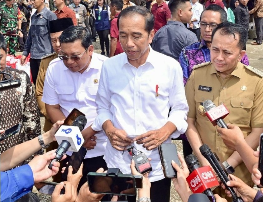 Pj Gubernur Dampingi Jokowi Tinjau Pasar Lawang Agung Muratara Guna Pastikan Harga Bahan Pokok Stabil