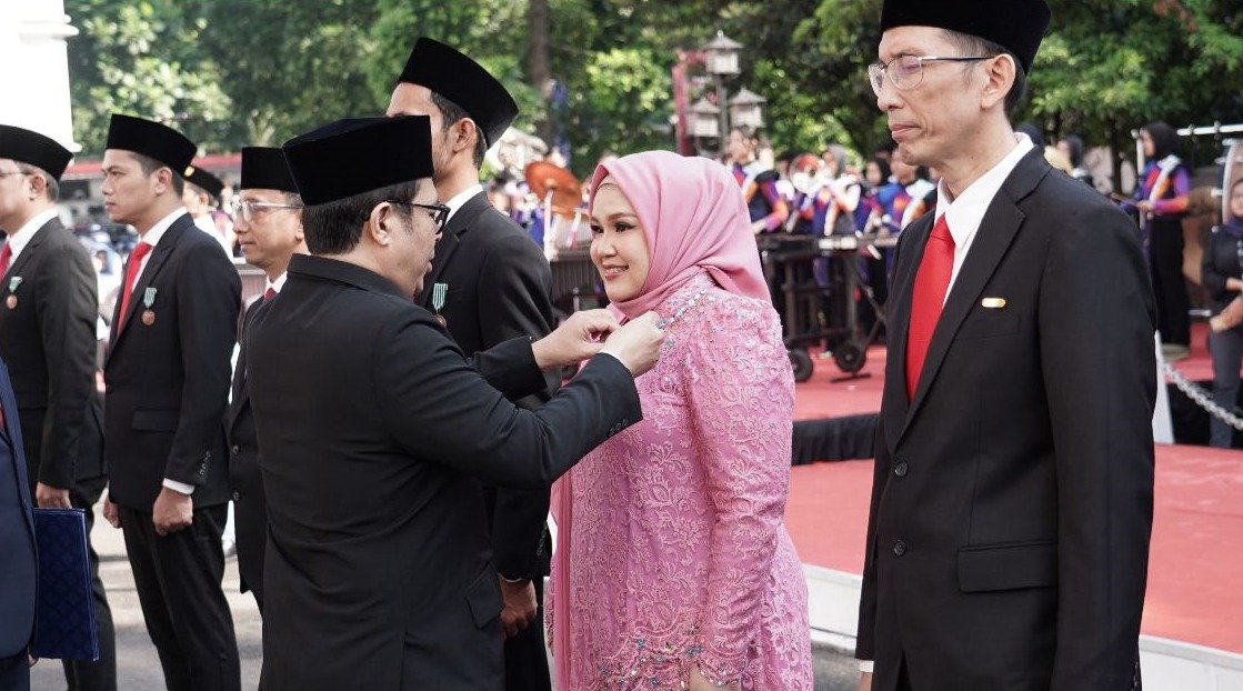 Dua Karyawan XL Axiata Menerima Penghargaan Satyalancana Wira Karya di Hari Bhakti Pos dan Telekomunikasi ke-79