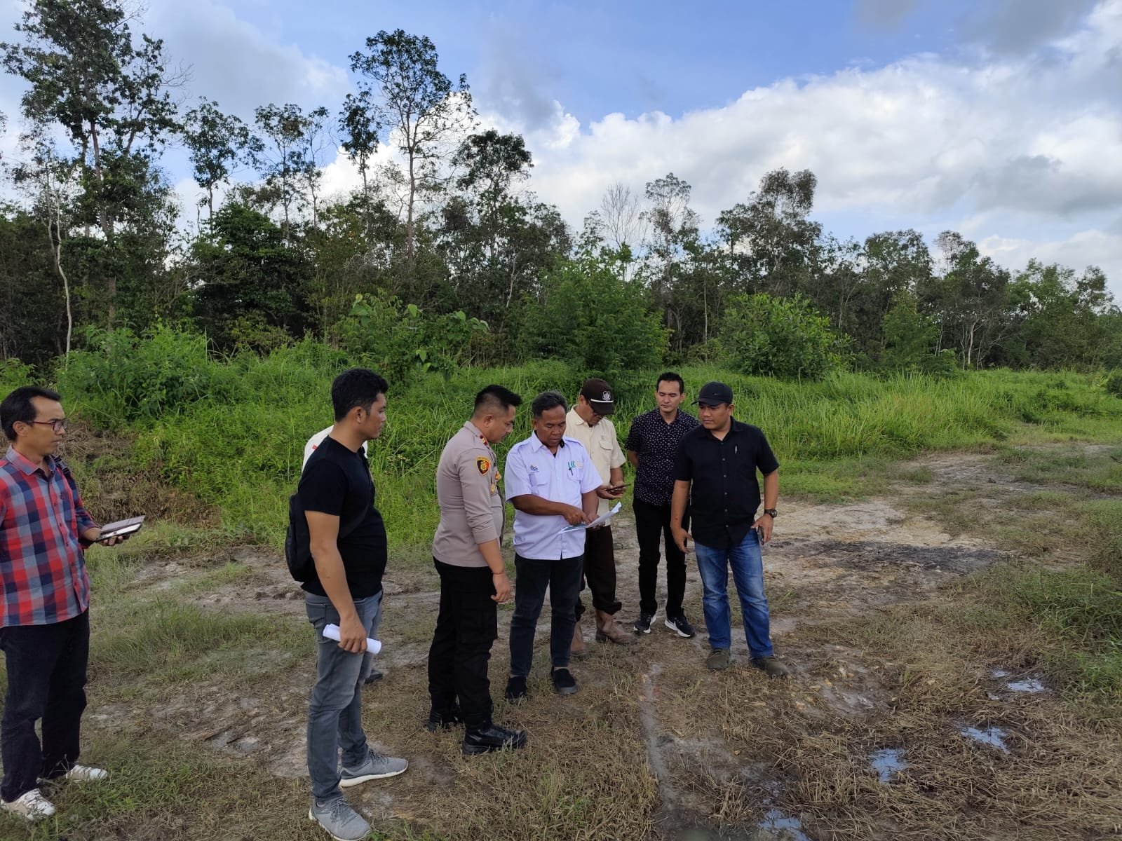 Sinergi Polsek Penukal Utara dan PT LKK: Persiapan Penanaman Jagung Serentak di Karang Tanding