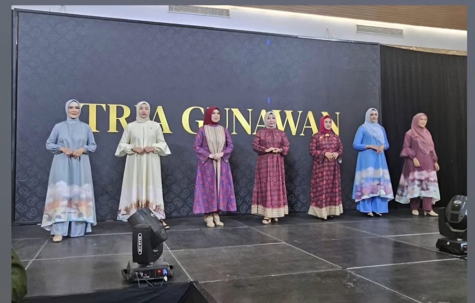 Rumah Busana Tria Fashion Show Hadirkan Zaya Raya Series Ampera Musi 2025 Bertema Icon Palembang
