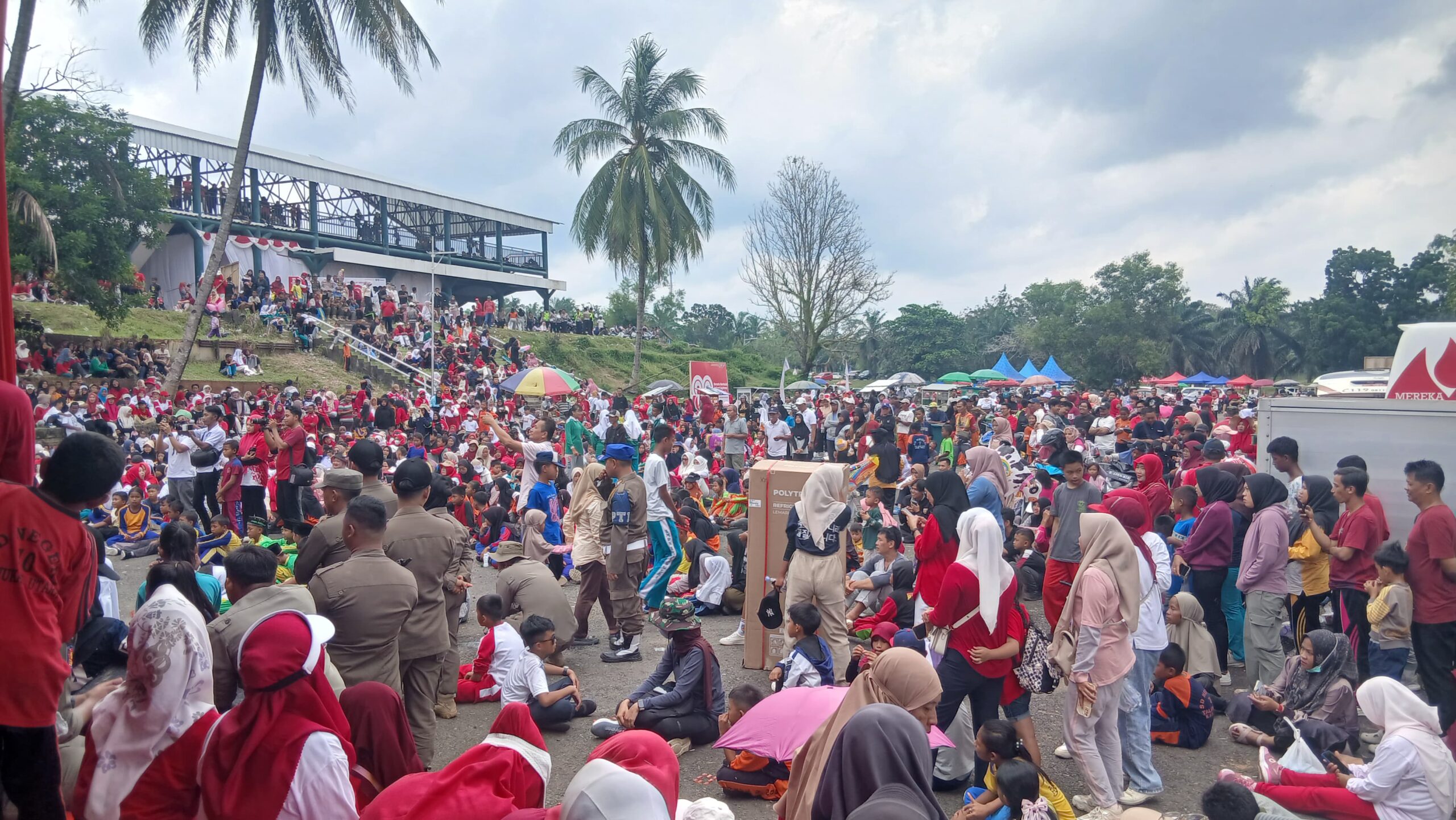 Warga menunggu kupon doprize