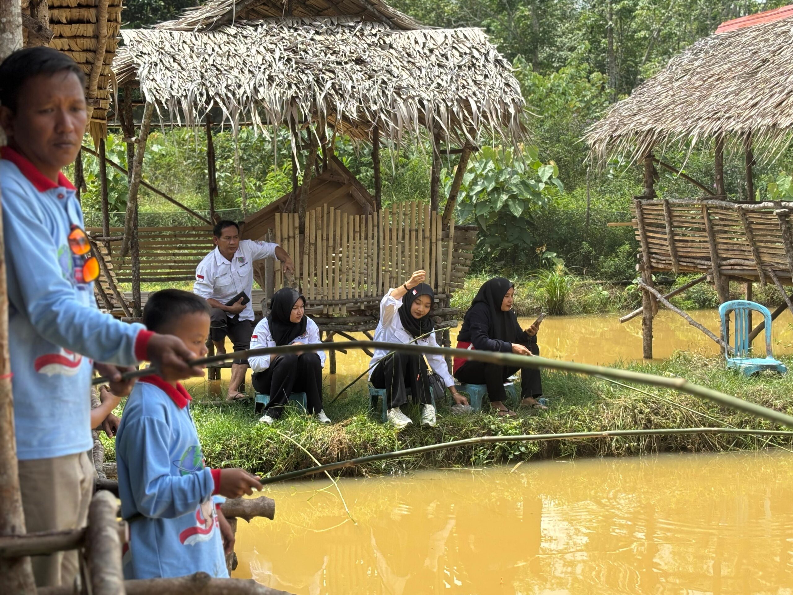 Suasana lomba mancing bersama
