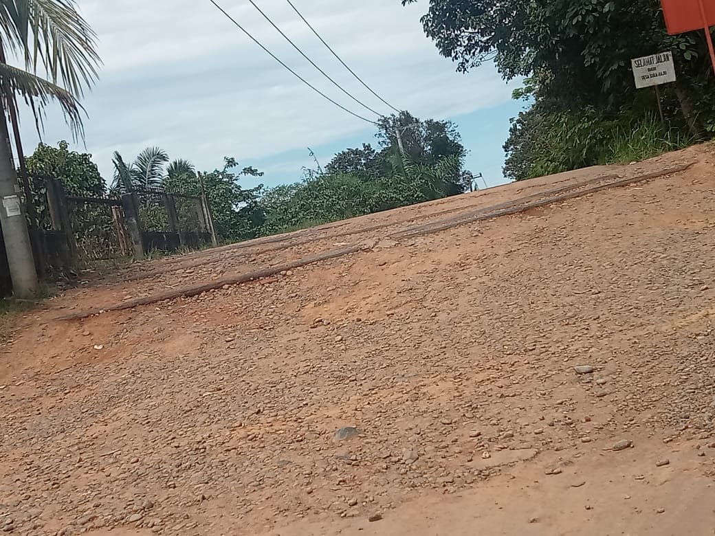 Jalan Rusak di Tanjakan Simpang Empat Setungtung Talang Gas: Pipa Pertamina Nongol, Warga Terancam Celaka