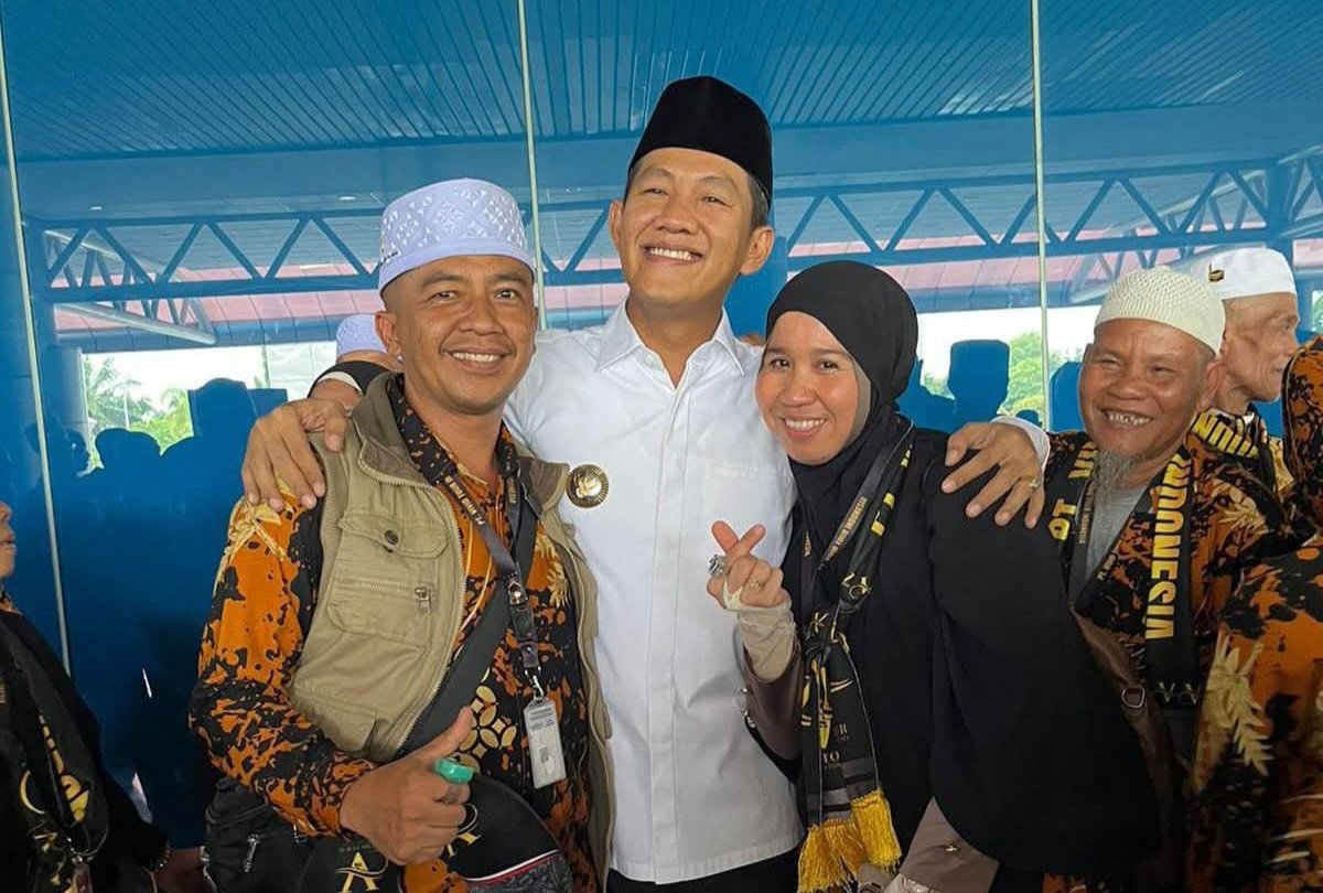 Pulang dengan Air Mata Haru, 46 Jamaah Umroh Gratis PALI Disambut Langsung Bupati Asgianto