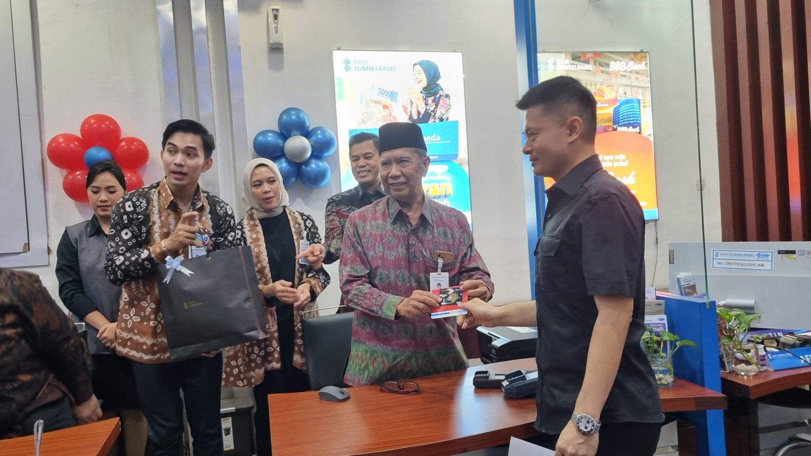 Jajaran Direksi BSB Layani Nasabah Dikemeriahan HUT BSB ke 68 Tahun