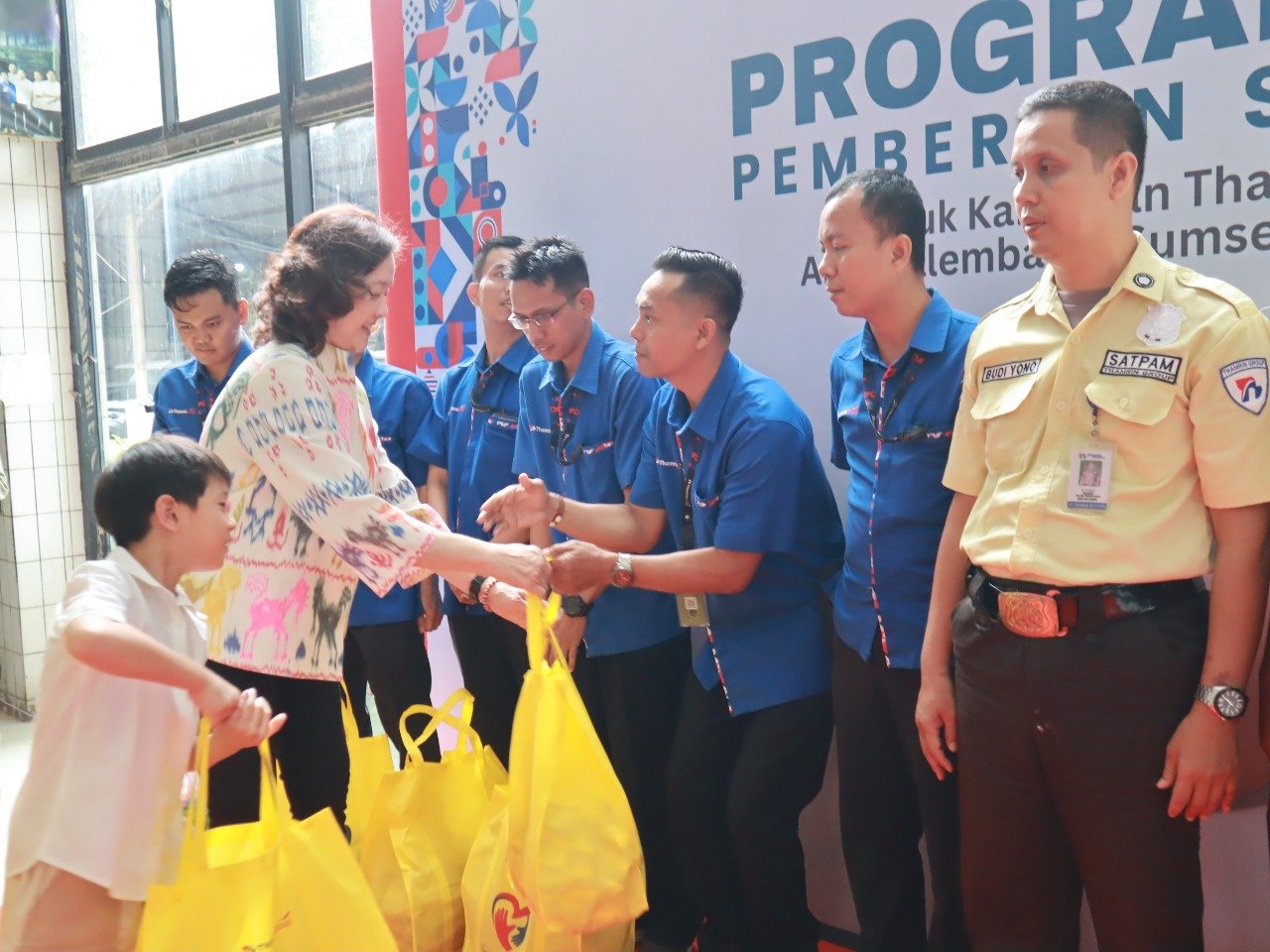Gunawati Kokoh Thamrin Memberikan Paket Sembako untuk Karyawan di Momen HUT Thamrin Group ke – 57