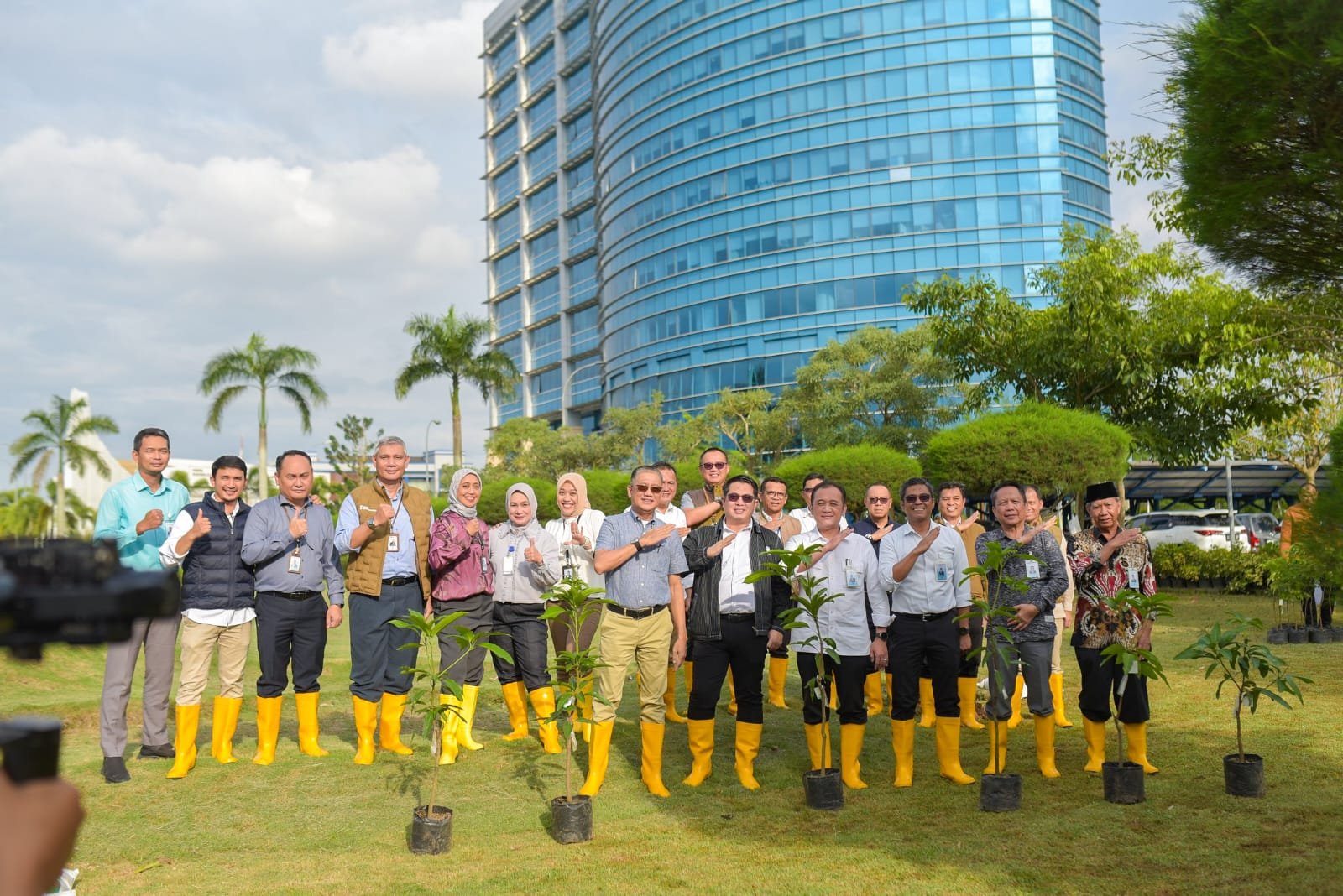 Bank Sumsel Babel Galakkan Program “1 Tree 1 Employee” sebagai Komitmen Nyata Implementasi ESG