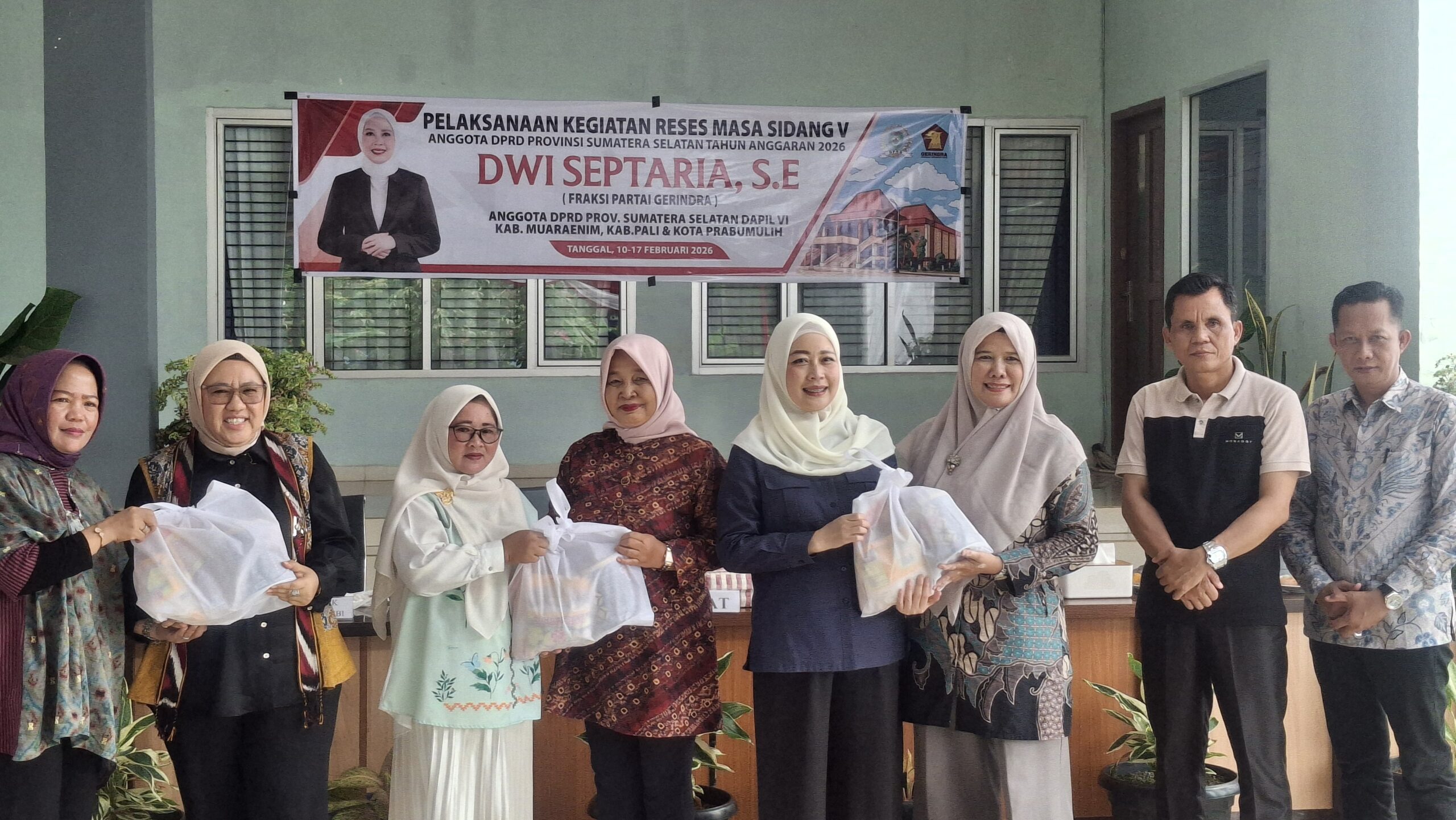 Pemberian bingkisan oleh ibu Dwi septaria ,S.E kepada peserta